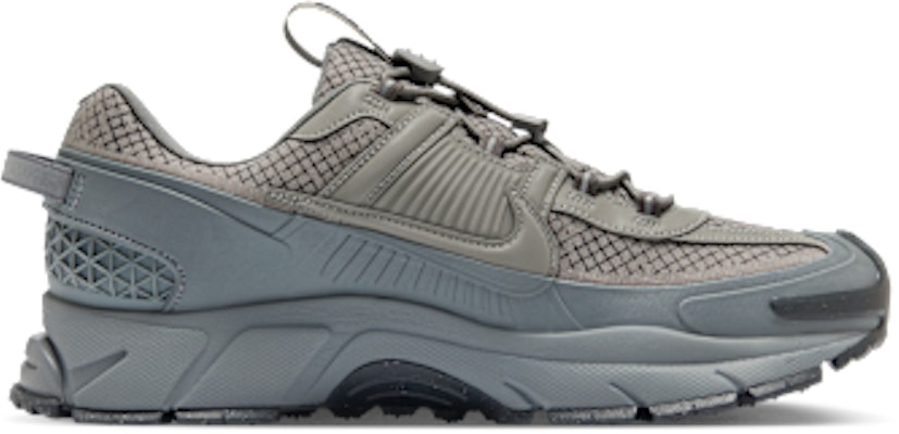 Nike Zoom Vomero 羅馬金屬灰/冷灰/深灰/金屬灰 HV6901-001 Lookbook Nike Zoom Vomero 羅馬金屬灰/冷灰/深灰/金屬灰 HV6901-001