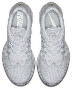 Nike Air Zoom Winflo 5 簡約休閒慢跑鞋 灰白 Shop Nike Air Zoom Winflo 5 簡約休閒慢跑鞋 灰白
