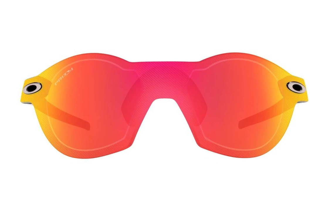 Lookbook Cermin Mata Oakley Kelabu Nylon Tidak Berbentuk dengan Tangkai Bercorak. OO9098909802