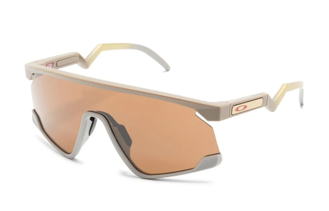 Order Gafas de sol beige irregulares Oakley con logo grabado en las patillas. 0OO9280