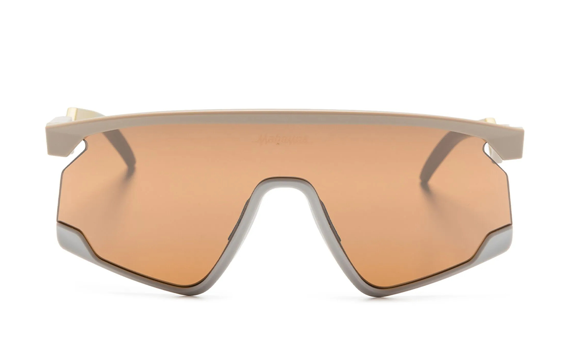 Lookbook Gafas de sol beige irregulares Oakley con logo grabado en las patillas. 0OO9280
