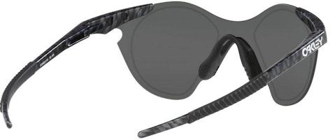 Oakley Cermin Mata Irregular Kelabu dengan Reka Bentuk Logo di Hujung. 9468-01 Sizing Oakley Cermin Mata Irregular Kelabu dengan Reka Bentuk Logo di Hujung. 9468-01