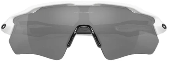 Lookbook Oakley 白色不規則形塑膠太陽眼鏡,側邊品牌標誌設計。 OO9208920894