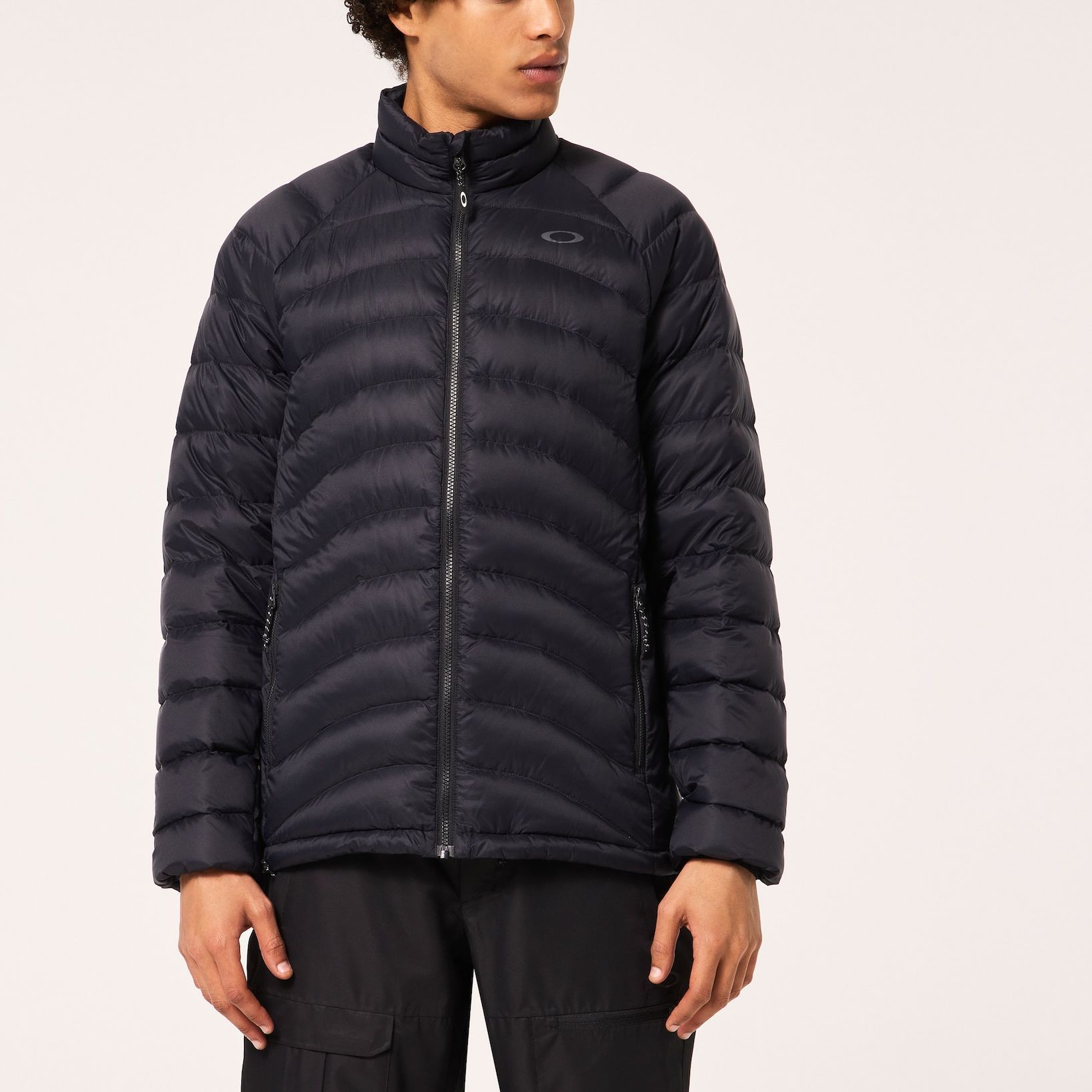 Purchase Oakley FW24 Jaket Zip-Up Hitam Berpenebat Kolar Berdiri Lelaki. FOA404730-02E