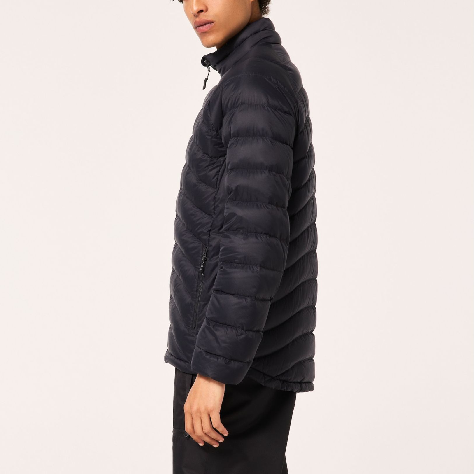 Sizing Oakley FW24 Jaket Zip-Up Hitam Berpenebat Kolar Berdiri Lelaki. FOA404730-02E