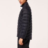 Oakley FW24 Jaket Zip-Up Hitam Berpenebat Kolar Berdiri Lelaki. FOA404730-02E Sizing Oakley FW24 Jaket Zip-Up Hitam Berpenebat Kolar Berdiri Lelaki. FOA404730-02E