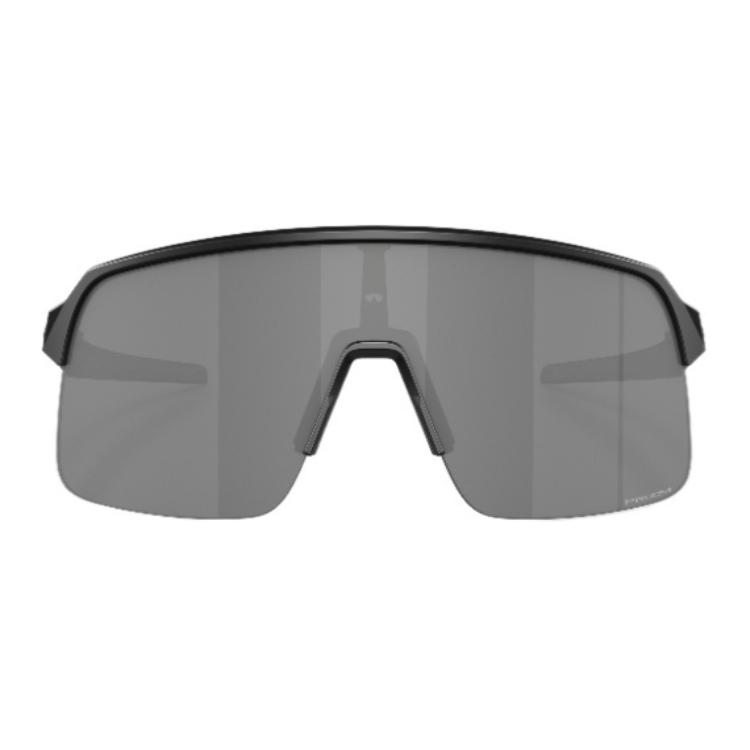 Lookbook Oakley Sutro 太陽眼鏡 黑色不規則鏡框搭配品牌標誌設計。 OO9463946305