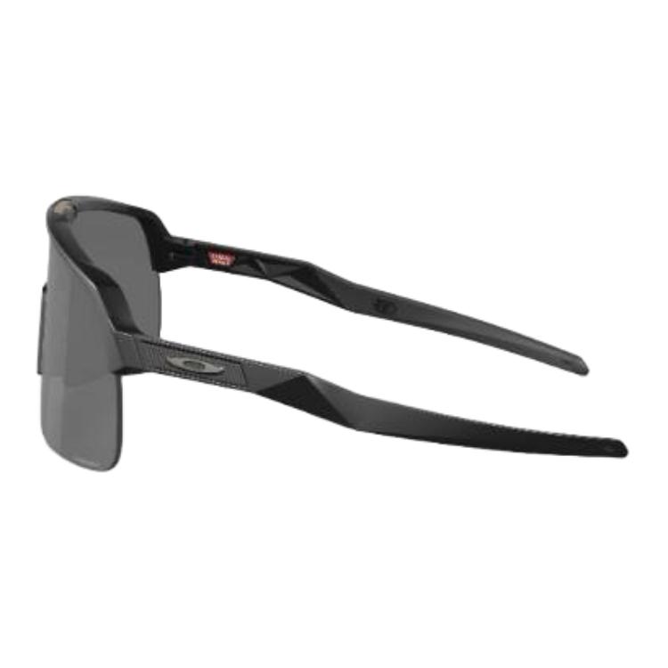 Shop Oakley Sutro 太陽眼鏡 黑色不規則鏡框搭配品牌標誌設計。 OO9463946305