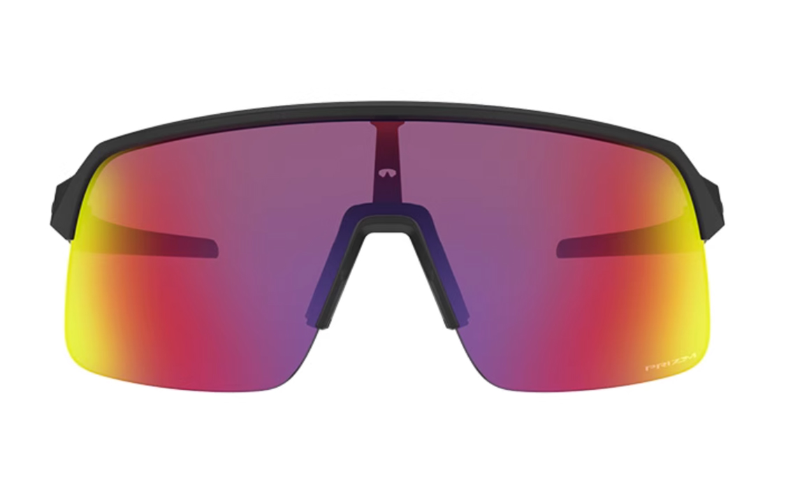 Lookbook Cermin Mata Oakley Unisex Hitam Reka Bingkai Tak Sekata dengan Logo di Kuil 0OO9463A-01