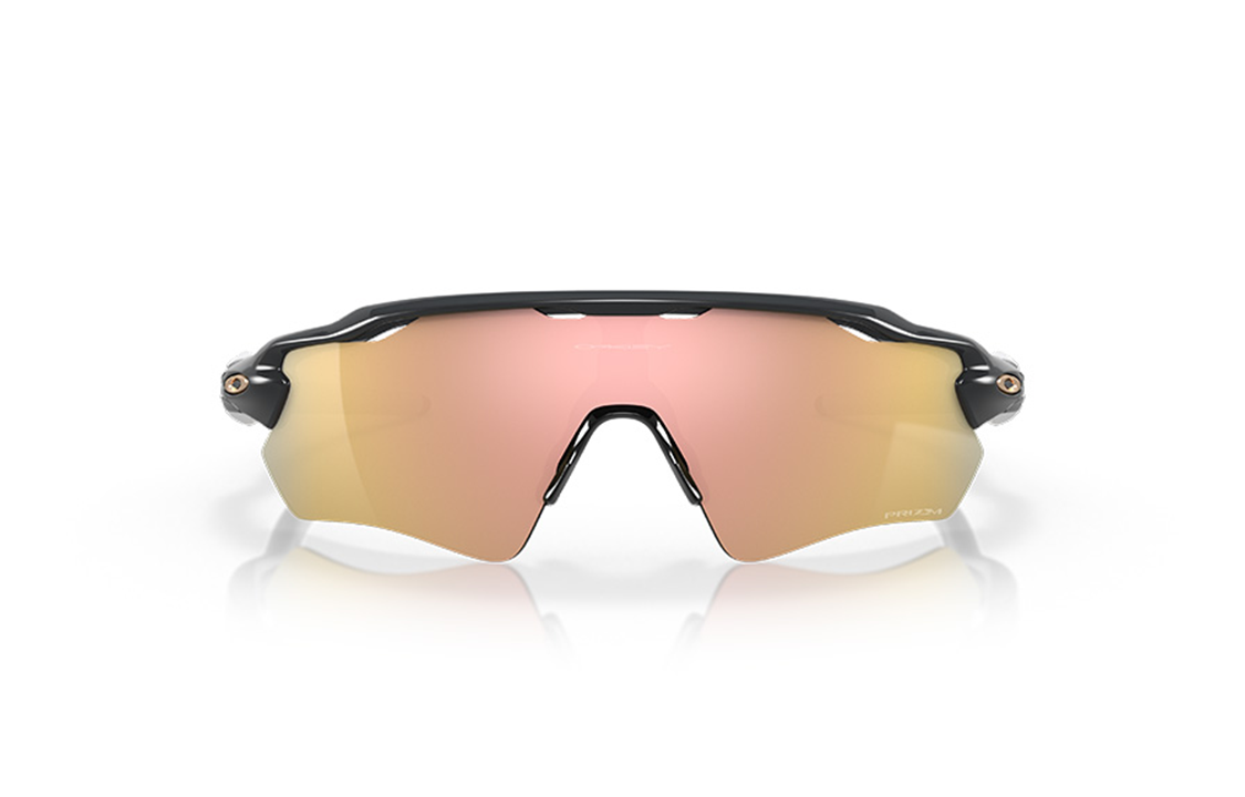 Lookbook Oakley 男女款黑色不規則太陽眼鏡附品牌標誌細節. 0OO9208-C7