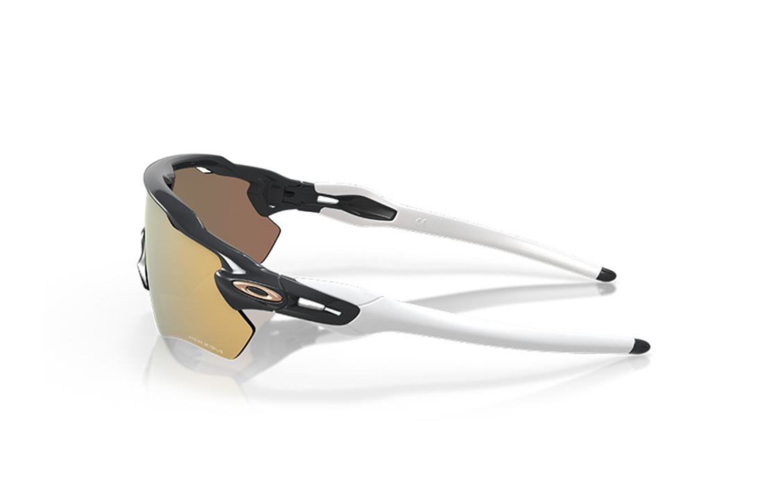 Shop Oakley 男女款黑色不規則太陽眼鏡附品牌標誌細節. 0OO9208-C7