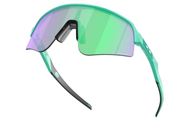 Lookbook Oakley 男女不規則綠色墨鏡搭配Onobtanium鏡腿。 OO94651139