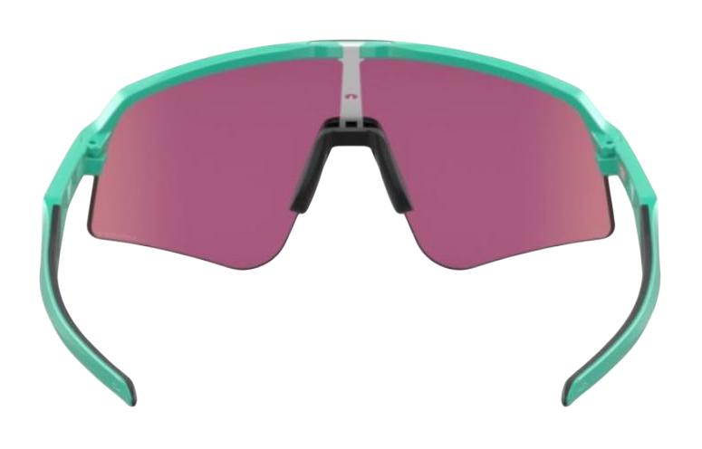 Shop Oakley 男女不規則綠色墨鏡搭配Onobtanium鏡腿。 OO94651139