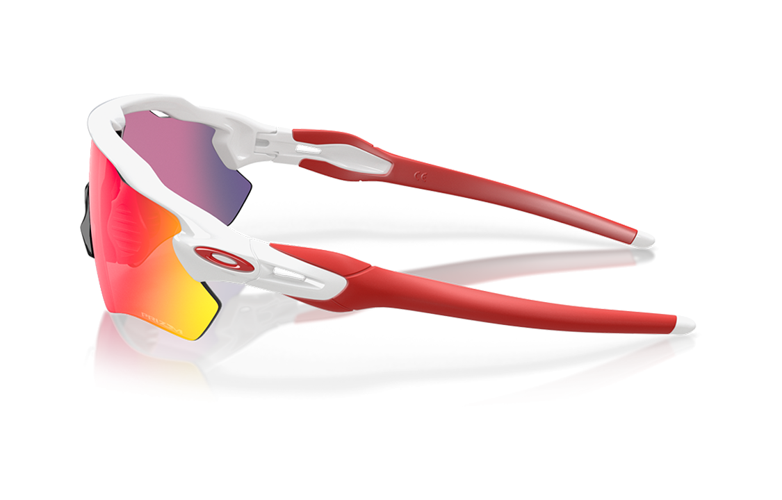 Shop Oakley 男女不規則形太陽眼鏡 金屬與醋酸框 - 白色 0OO9208-05