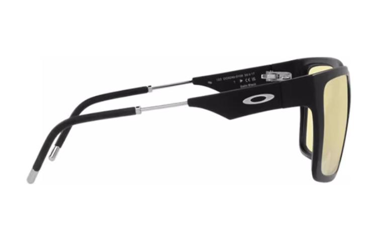 Lookbook Gafas de sol irregulares unisex Oakley negras con logo en las patillas. 0OO9249-01