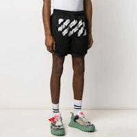 オフホワイト エアポートテープ メッシュショーツ (黒/マルチ) OMCI005S201010031088 Lookbook オフホワイト エアポートテープ メッシュショーツ (黒/マルチ) OMCI005S201010031088