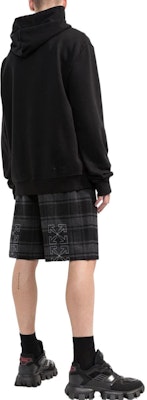 OFF-WHITE FW22 黑色格纹宽松剪裁短裤 带箭头镂空设计 OMCB058C99FAB0010501 Shop OFF-WHITE FW22 黑色格纹宽松剪裁短裤 带箭头镂空设计 OMCB058C99FAB0010501
