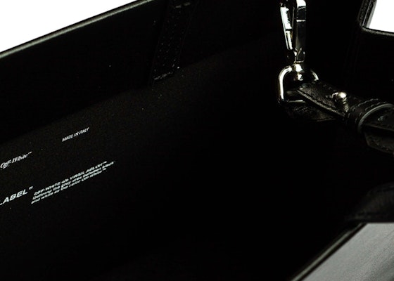 OFF-WHITE 中号黑白箱形包 Lookbook OFF-WHITE 中号黑白箱形包