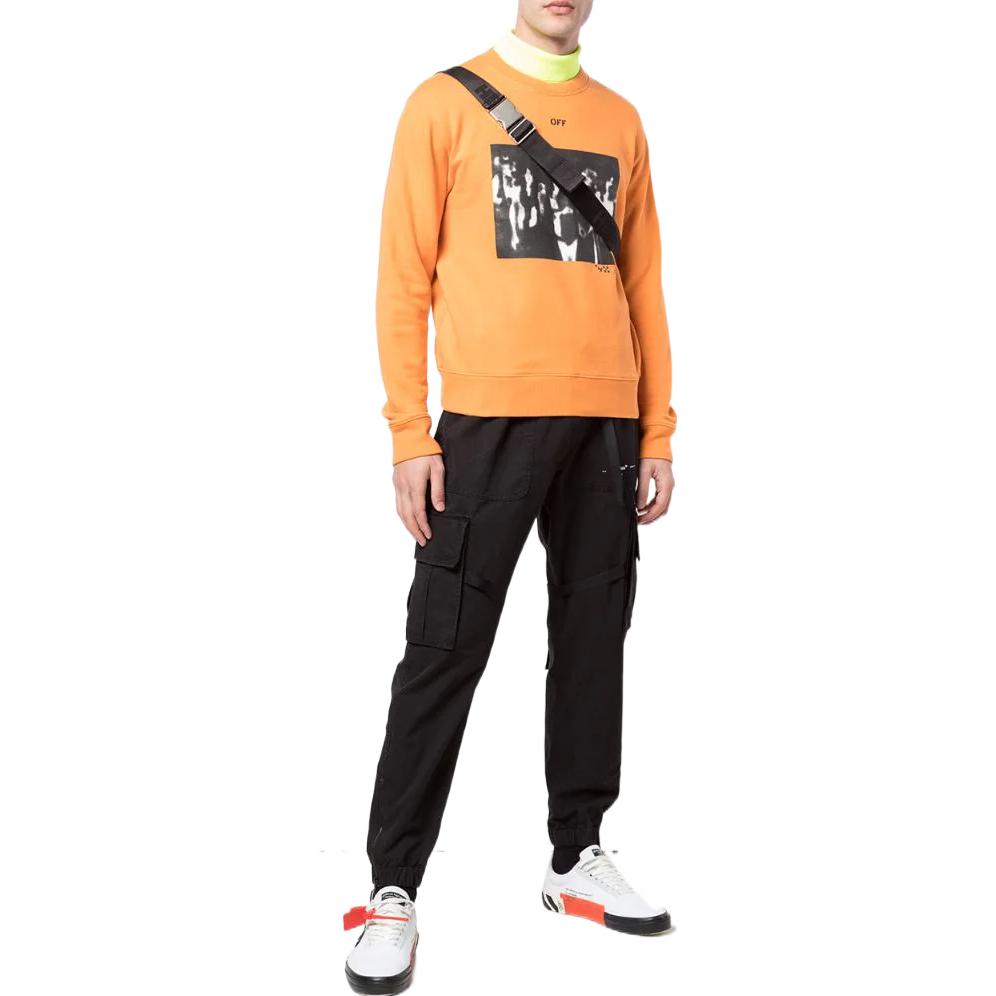 Lookbook OFF-WHITE Baju Crewneck Cetakan Spray Paint Oren Regular Fit. OMBA025R20E300151910