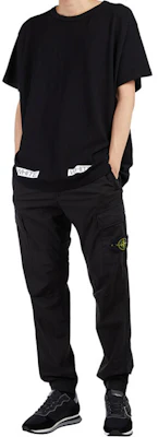 OFF-WHITE SS21 Baju Cotton Crewneck Grafik Berjalur Hitam. OMAA002G20JER0091034 Shop OFF-WHITE SS21 Baju Cotton Crewneck Grafik Berjalur Hitam. OMAA002G20JER0091034