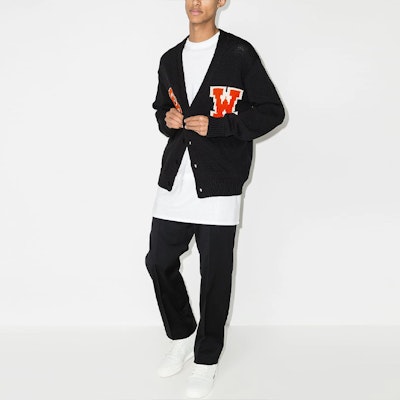 오프화이트 SS22 블랙 로고 니트 가디건 스웨터 딥 브이넥. OMHB014C99KNI0011020 Lookbook 오프화이트 SS22 블랙 로고 니트 가디건 스웨터 딥 브이넥. OMHB014C99KNI0011020
