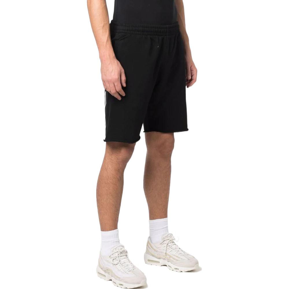 Shop OFF-WHITE SS22 黑色Logo印花直筒短褲 男士經典版型 OMCI006C99FLE00510011001