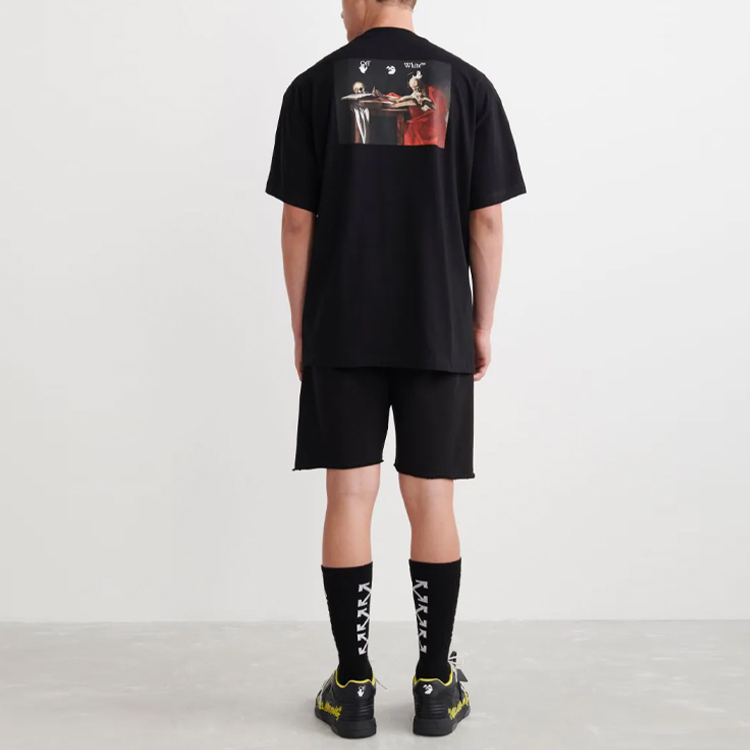 Shop OFF-WHITE SS22 Caravaggio 背影印花寬鬆版黑色短袖 男款 OMAA038C99JER0061001