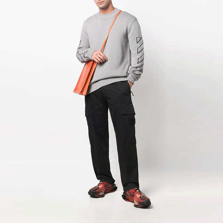 Shop 오프화이트 SS22 그레이 로고 자수 크루넥 긴팔 스웨터. OMHE087C99KNI0010610