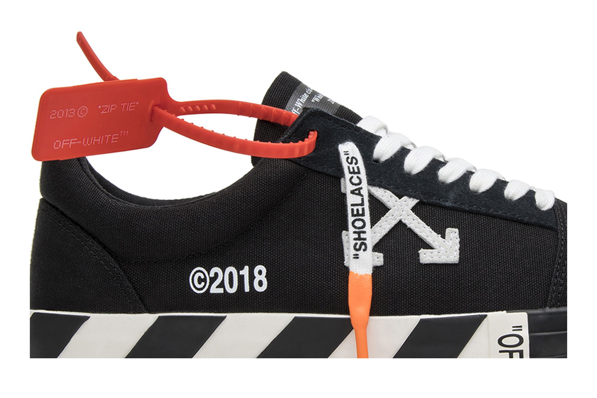 Lookbook 오프화이트 블랙 로우탑 벌크 (Off-White Black Low Top Vulc) OMIA085E183510011000