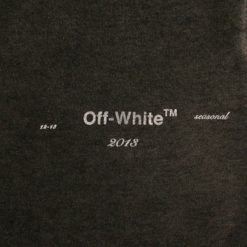 Lookbook Kaos Hitam Logo Pudar Off-White