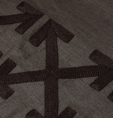 Pantalones Marrones Off-White Pierna Ancha Cropped con Logo Bordado Lookbook Pantalones Marrones Off-White Pierna Ancha Cropped con Logo Bordado