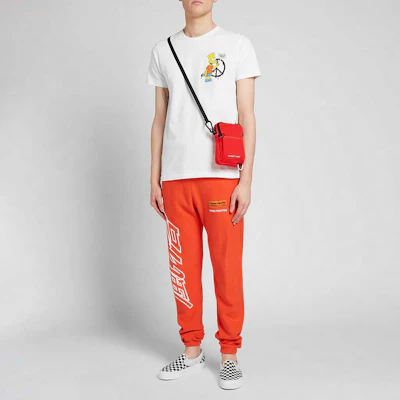 Kaos Pria OFF-WHITE x The Simpsons Kolaborasi Putih dengan Desain Print OMAA027S191850340188 Lookbook Kaos Pria OFF-WHITE x The Simpsons Kolaborasi Putih dengan Desain Print OMAA027S191850340188