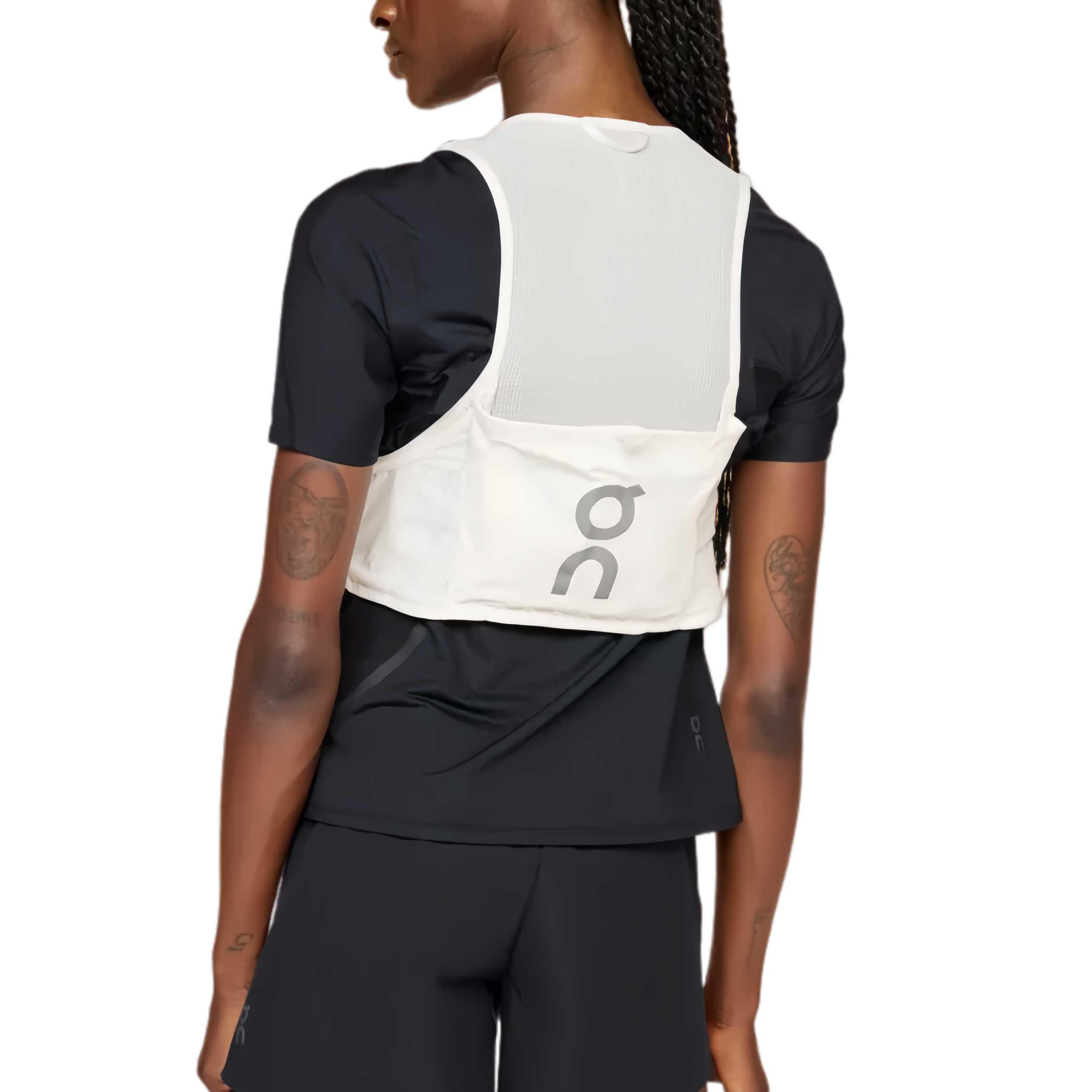 Lookbook On Running Ultra 5L輕量舒適運動背心 男女適用 白色 2UD30030864