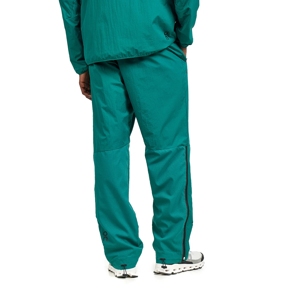 Lookbook On联名Beams FW24绿运动裤 – 时尚宽松版型运动裤。 1UE10050193