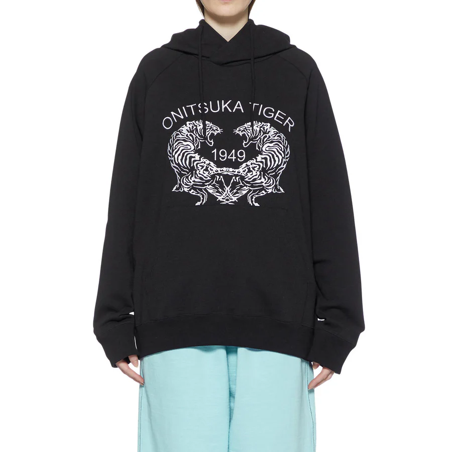 Shop Onitsuka Tiger FW24 SWETA TOP Logo Sweatshirt Hitam Crewneck Kasual Outdoor 2183B406-001