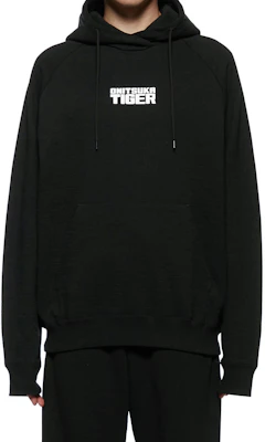 Sudadera Onitsuka Tiger Negra Unisex con Estampado de Letras. 2183B279-001 Shop Sudadera Onitsuka Tiger Negra Unisex con Estampado de Letras. 2183B279-001