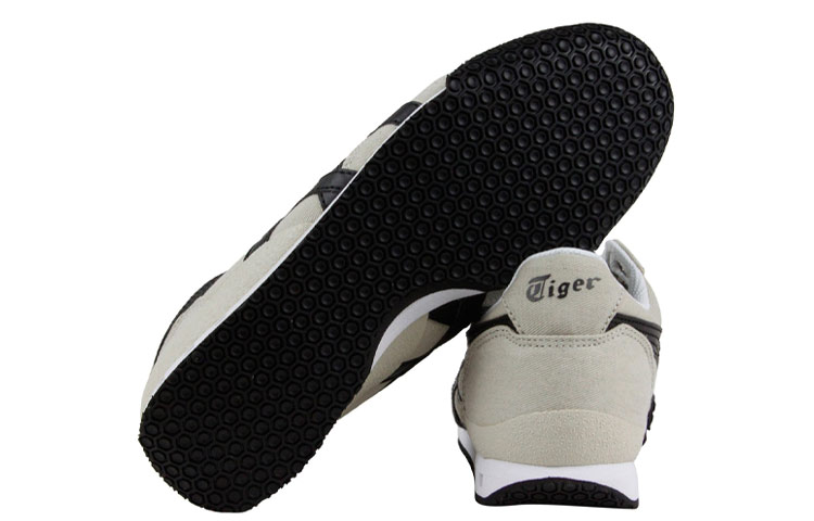 Shop 鬼塚虎 Ultimate 81 防滑透氣 低幫運動鞋 淺棕色