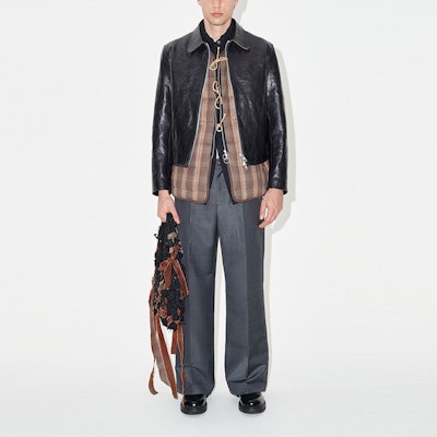 OUR LEGACY FW23 Jaket Kulit Glossy Pendek dengan Double Zipper Hitam M4239MTD Lookbook OUR LEGACY FW23 Jaket Kulit Glossy Pendek dengan Double Zipper Hitam M4239MTD