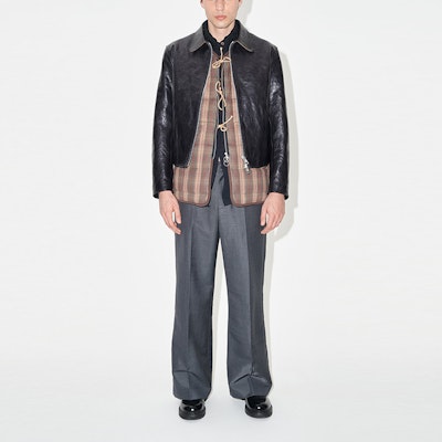 OUR LEGACY FW23 Jaket Kulit Glossy Pendek dengan Double Zipper Hitam M4239MTD Shop OUR LEGACY FW23 Jaket Kulit Glossy Pendek dengan Double Zipper Hitam M4239MTD