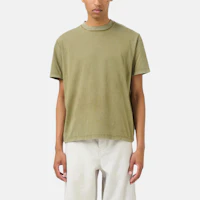 Shop OUR LEGACY 平原橄欖綠寬鬆短袖圓領T恤。 M2256BC