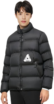 팔라스 FW23 블랙 로고 패딩 재킷, 하이 칼라 지퍼업 스타일. P25JK114 Purchase 팔라스 FW23 블랙 로고 패딩 재킷, 하이 칼라 지퍼업 스타일. P25JK114