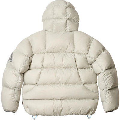 Jaket Balaclava Puffer PALACE FW24 Kelabu Unisex dengan Cetakan Logo. P27JK053 Lookbook Jaket Balaclava Puffer PALACE FW24 Kelabu Unisex dengan Cetakan Logo. P27JK053