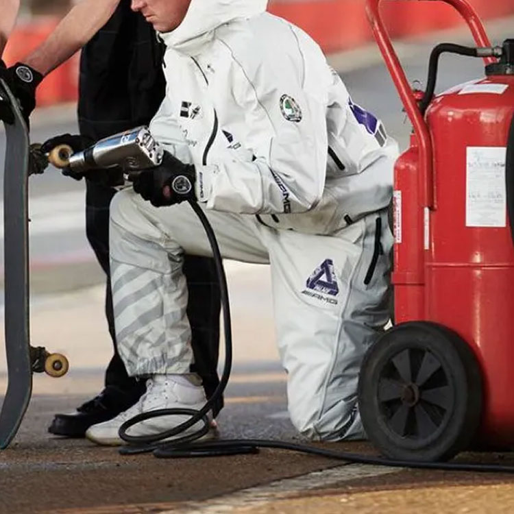 Shop PALACE SS21 x AMG Gore-Tex 白色标志连帽夹克 男女同款 白色. P20AMGGT002