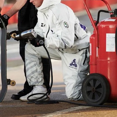 PALACE SS21 x AMG Gore-Tex 白色标志连帽夹克 男女同款 白色. P20AMGGT002 Shop PALACE SS21 x AMG Gore-Tex 白色标志连帽夹克 男女同款 白色. P20AMGGT002