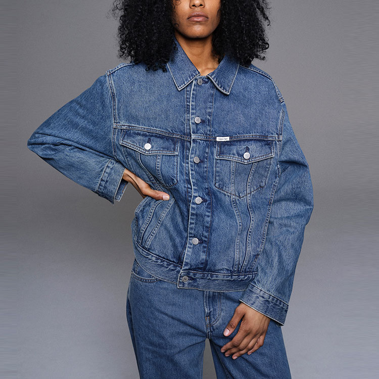 Shop PALACE x Calvin Klein ユニセックス リラックス トラッカーデニムジャケット サンドストーンインディゴブルー 40249UC-400