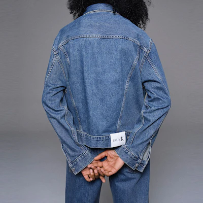 PALACE x Calvin Klein ユニセックス リラックス トラッカーデニムジャケット サンドストーンインディゴブルー 40249UC-400 Purchase PALACE x Calvin Klein ユニセックス リラックス トラッカーデニムジャケット サンドストーンインディゴブルー 40249UC-400
