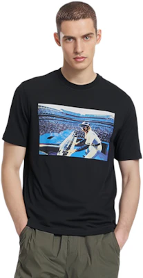 Kaos Unisex PALACE x Elton John Kolaborasi Hitam dengan Desain Grafis. P21TS298 Lookbook Kaos Unisex PALACE x Elton John Kolaborasi Hitam dengan Desain Grafis. P21TS298