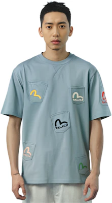 PALACE x EVISU Baju-T Poket Biru Pudar Unisex Logo Print. P21EVTS003 Shop PALACE x EVISU Baju-T Poket Biru Pudar Unisex Logo Print. P21EVTS003