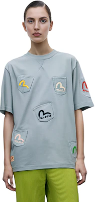 PALACE x EVISU Baju-T Poket Biru Pudar Unisex Logo Print. P21EVTS003 Purchase PALACE x EVISU Baju-T Poket Biru Pudar Unisex Logo Print. P21EVTS003