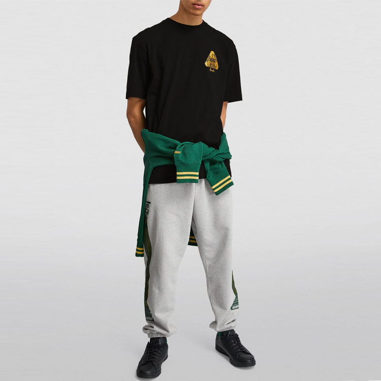 Lookbook PALACE x Harrods FW21 黑色短袖T恤品牌標誌圖案上衣。 P21TS288